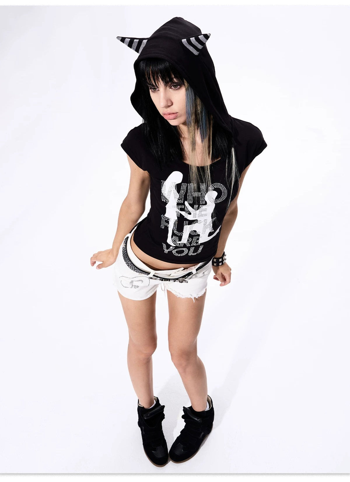 Model pose 8